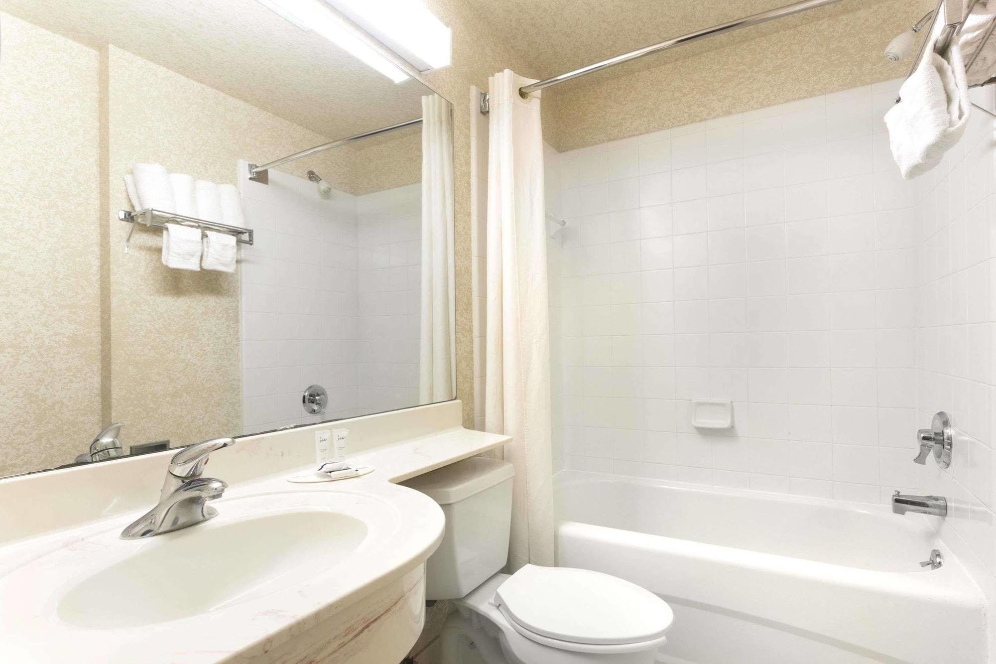Microtel Inn & Suites By Wyndham Brunswick Extérieur photo
