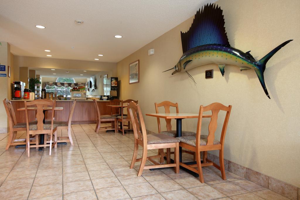 Microtel Inn & Suites By Wyndham Brunswick Restaurant photo